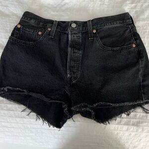 BLACK LEVI’S DENIM SHORTS